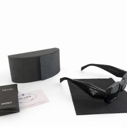Black sunglasses with case and accessories – Modern style