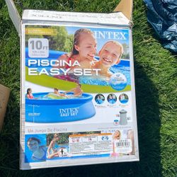 Intex 10ft Pool With Pump, Cleaning Vaccum, Cover Plus Extras