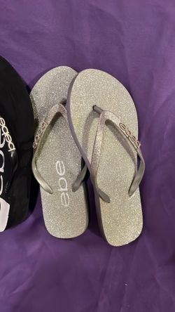 2 pairs women’s 8.0 Bebe flip flops