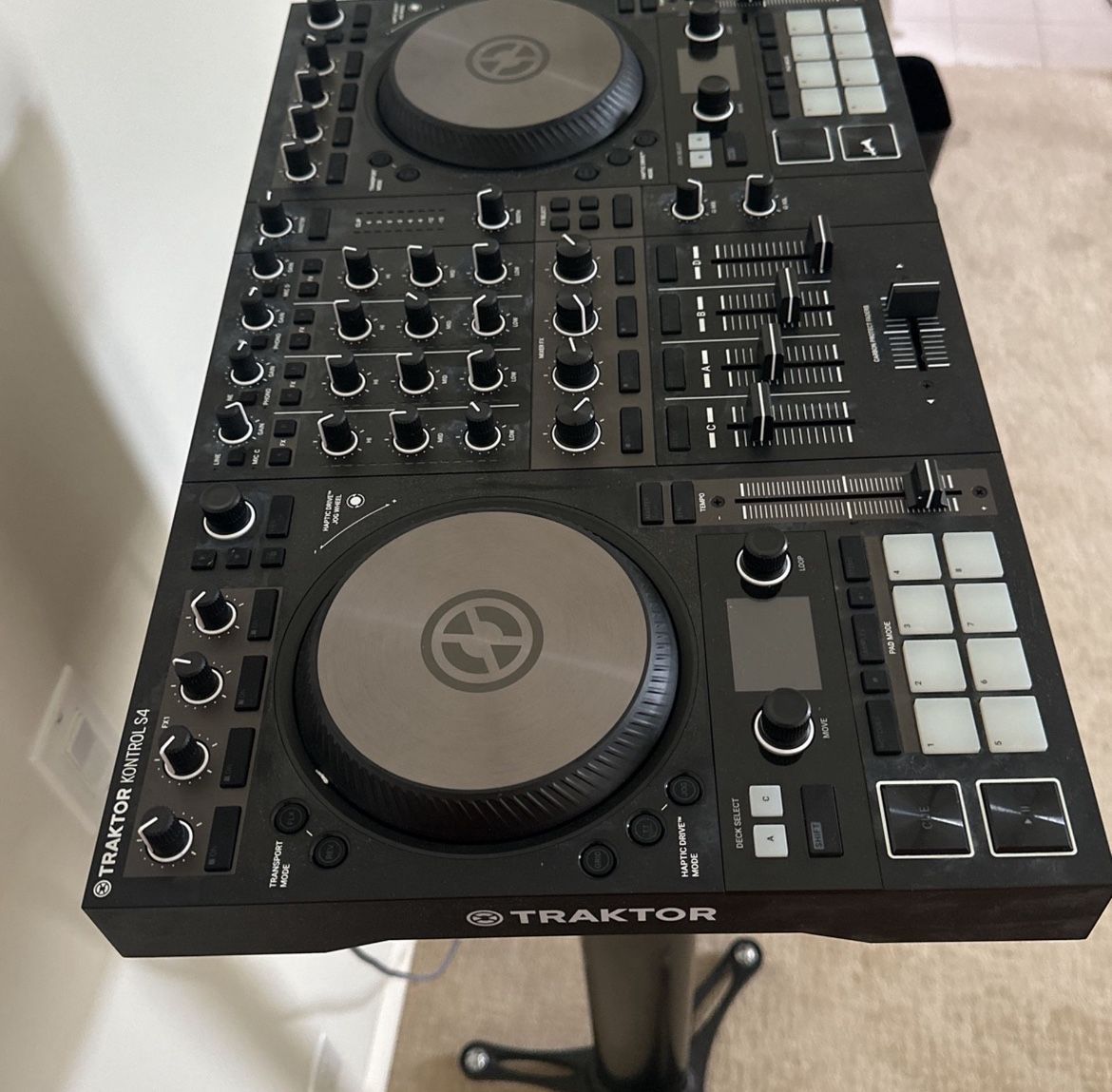 Traktor S4 w/ Carrying Case