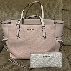 Authentic Michael Kors purse In Great Used Condition With Matching Wallet