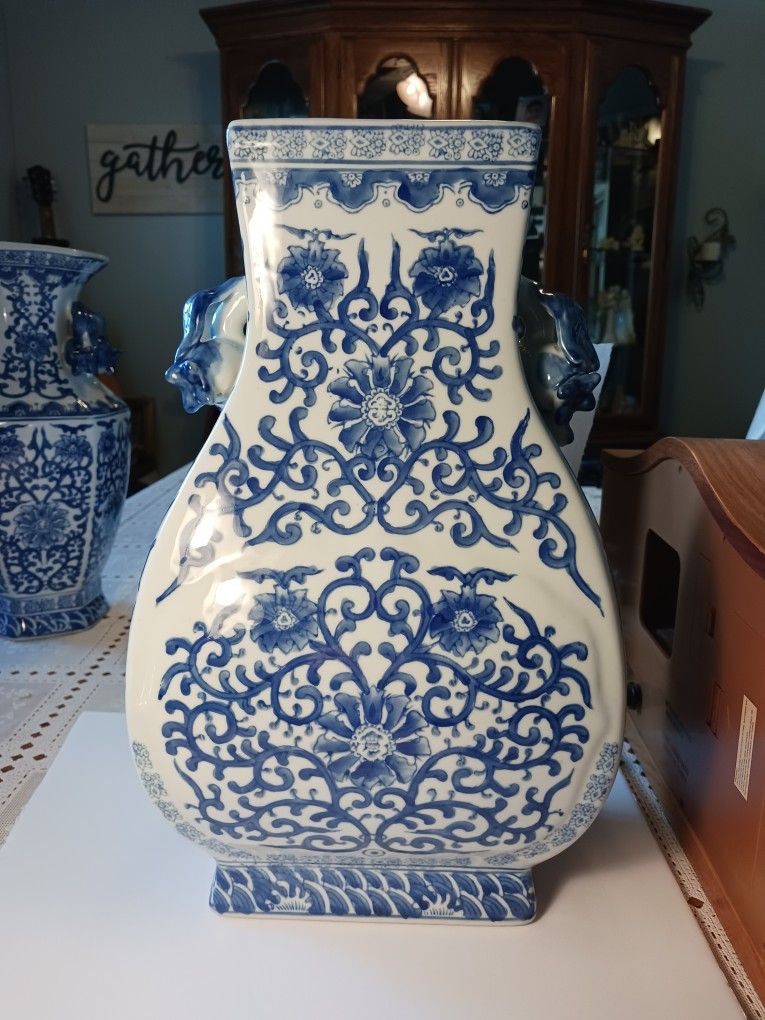  BEAUTIFUL BLUE AND WHITE  ASIAN VASE  14,5 INCHES TALL 