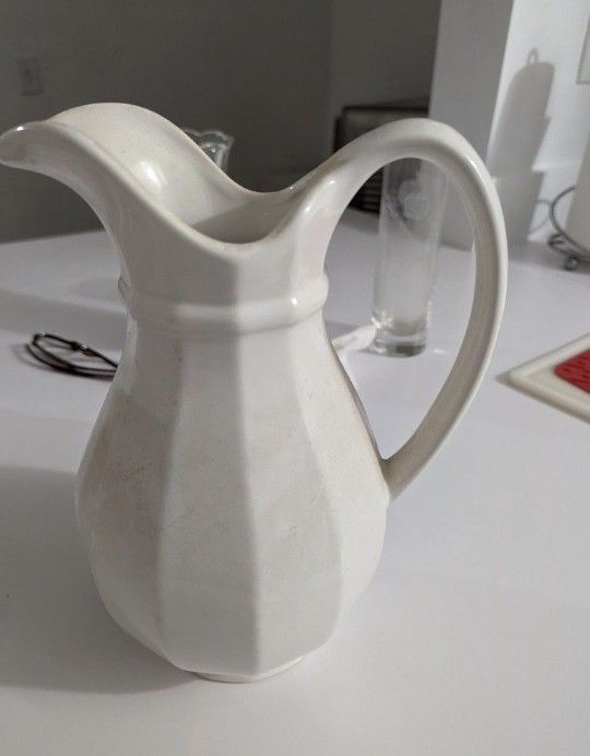 RARE 1970's Pfaltzgraff Heritage 10" White French Style Pitcher - Castle mark