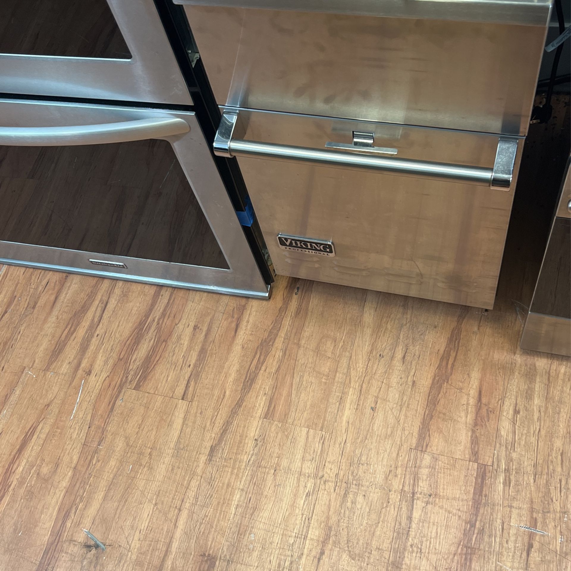 VIKING REFRIGERATOR 42” INCHES TRASH COMPACTOR 18” SINGLE OVEN 30” for