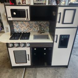 Melissa & Doug Toy Kitchen 