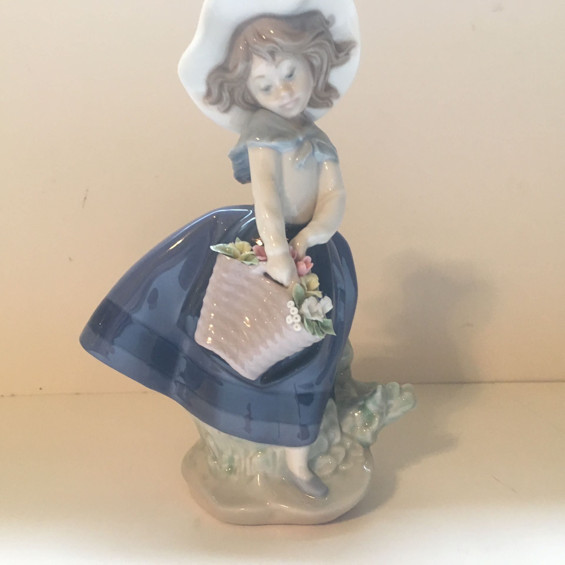 LLadro Pretty Pickings Girl With Flower Basket #5222 Ceramic Figurine Spain