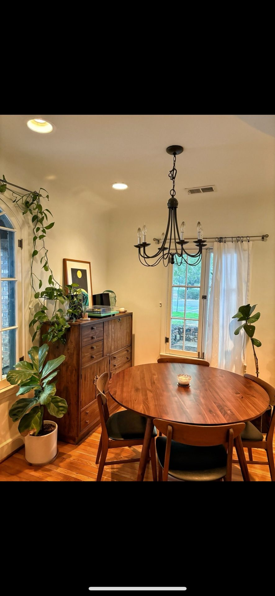 Article Seno Round Dining Table