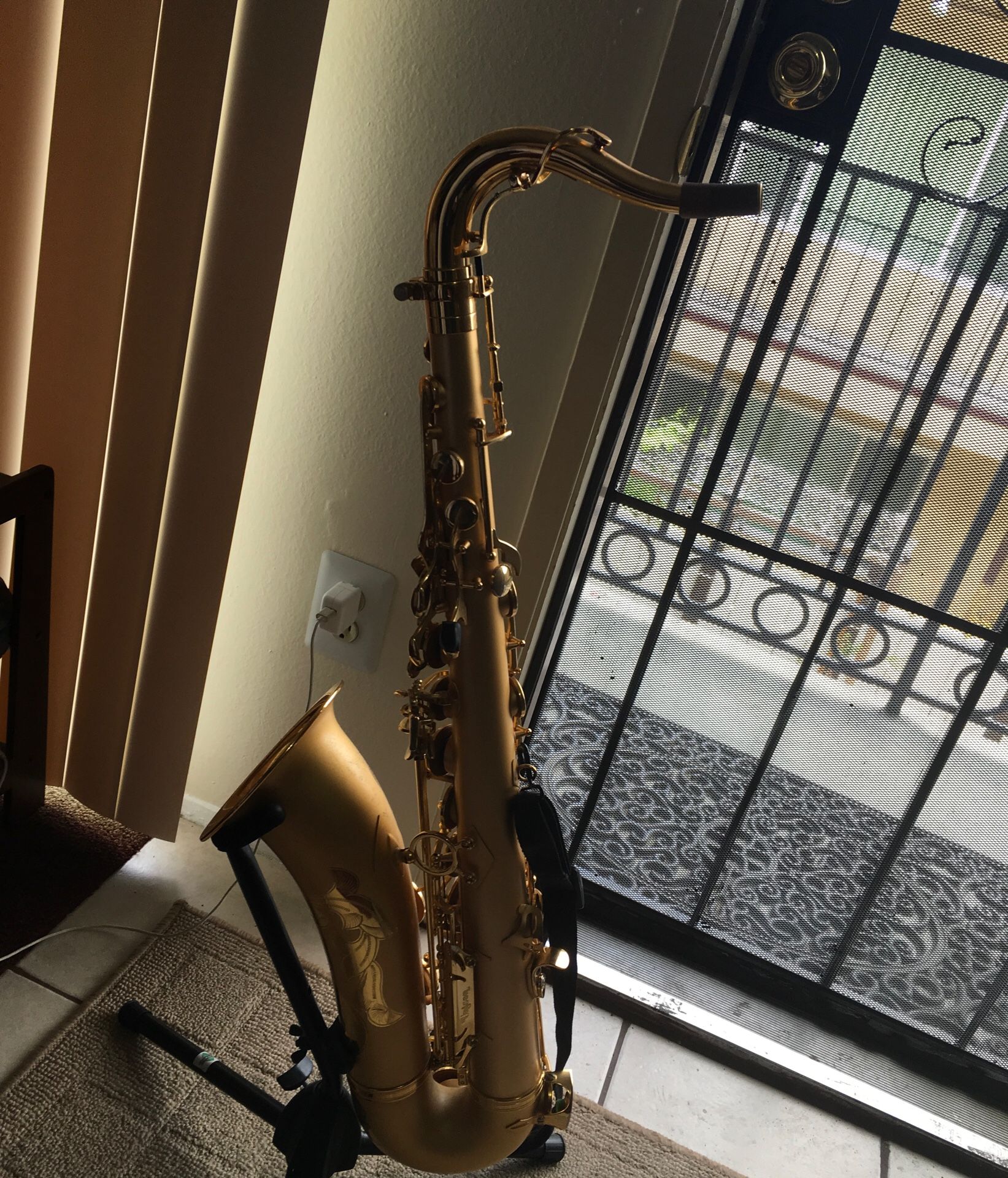 Saxophone Unison Hollywood- New York S400 series gold metal Great Condition comes with original case, and with a neck strap. stand not included great
