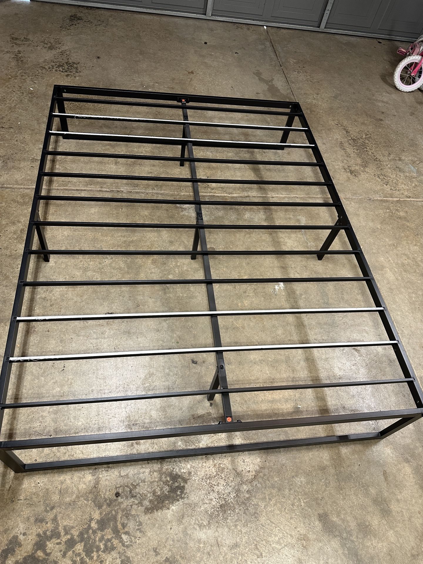 Queen size - Metal Platform Bedframe