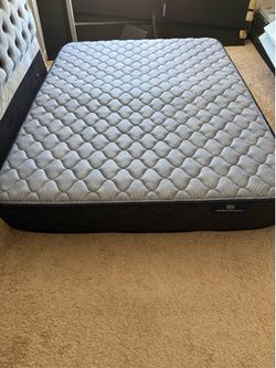 Queen Size Serta Perfect Sleeper Mattress – Excellent Condition