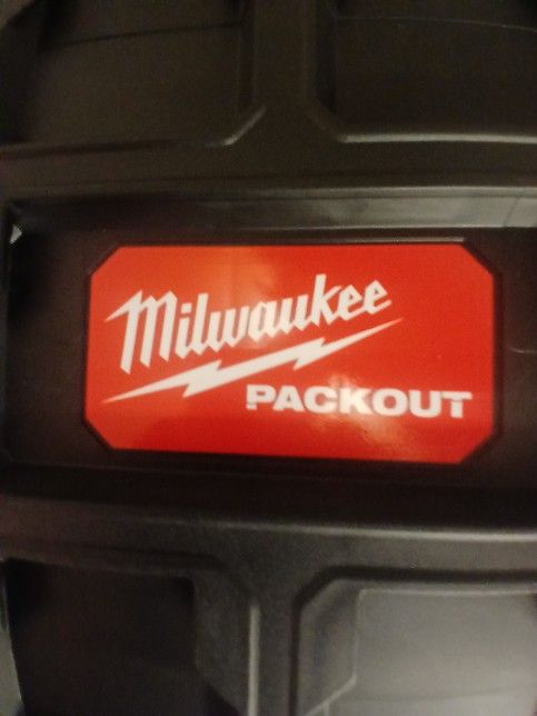 MILWAUKEE TOOL BOX