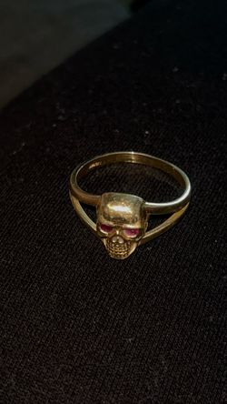 14K Gold Skull Ring with Red diamond Stone Eyes