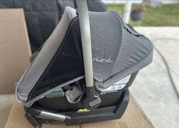 Nuna PIPA Car Seat / With Base Included 