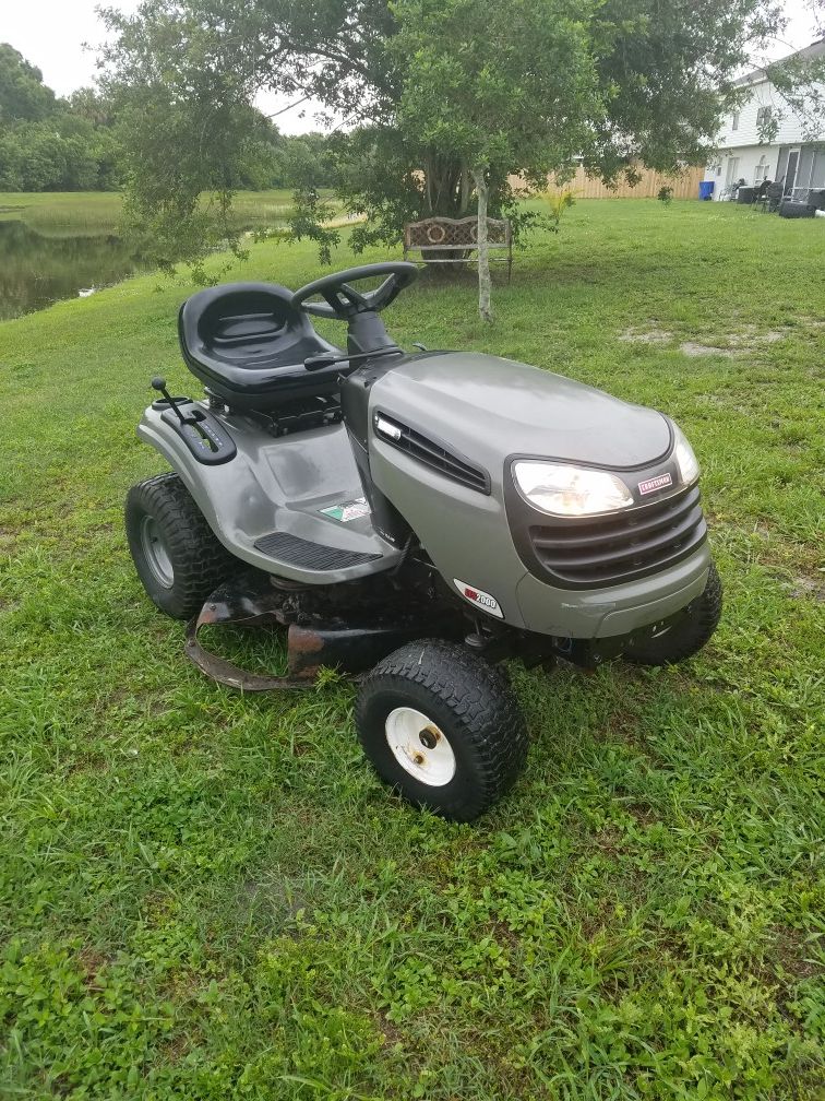 Craftsman LTS. 2000.- 19.5 Hp.Briggs & Stratton. Gas Powered Riding Lawn Tractor. Run Great.
