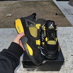 Air Jordan 4 Retro " Thunder” Size 9.5 Mens