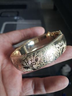 Gold bracelet good condition