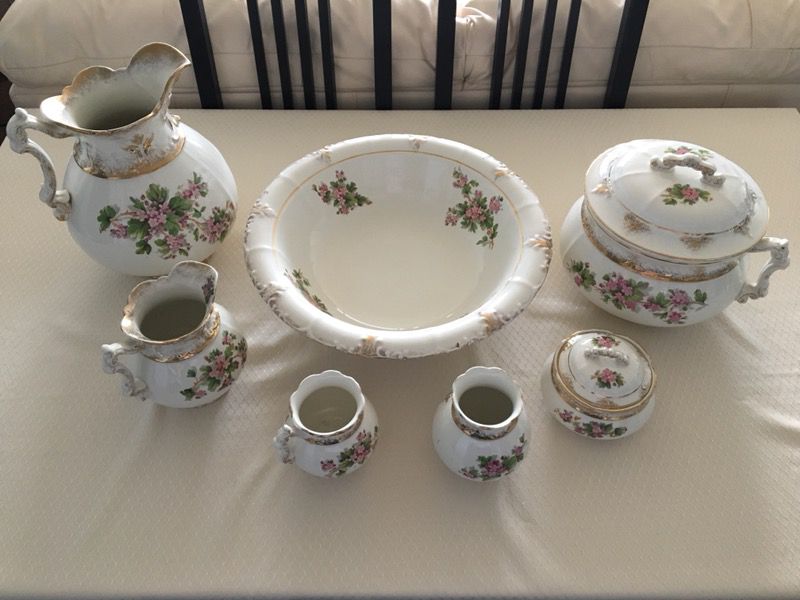 Elegant & Beautiful VINTAGE Pottery Commode/Chamber Wash Set - 9 pieces in all