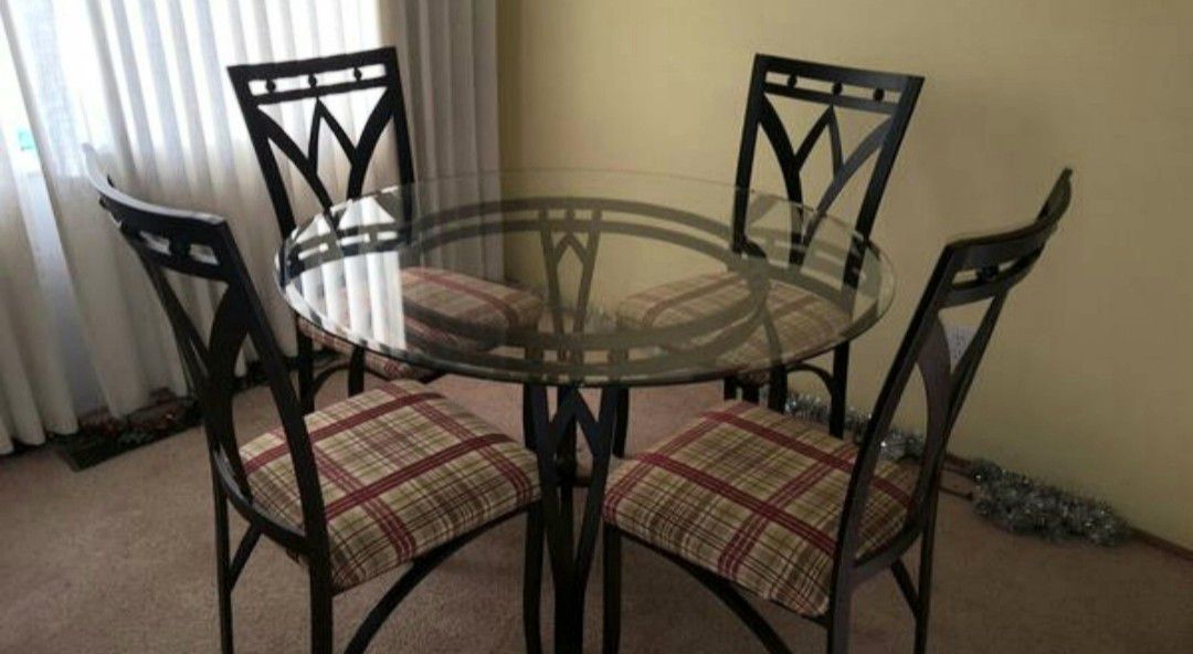 Dining/patio table and chairs for sale