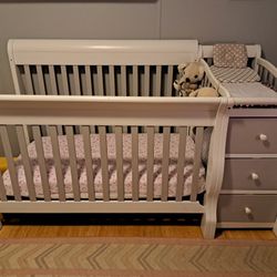 Crib with changing Table (Sorelle Furniture)