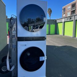 LG WashTower Stacked SMART Laundry Center 4.5 Cu.Ft. Front Load Washer & 7.4 Cu.Ft.    Dryer in White