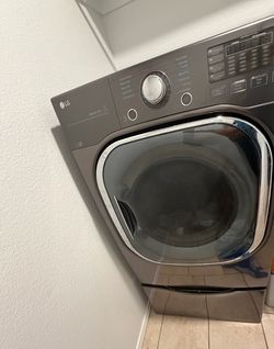 Washer and dryer lg with pedestal with storage drawer