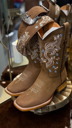 Botas y cinto para mujer
