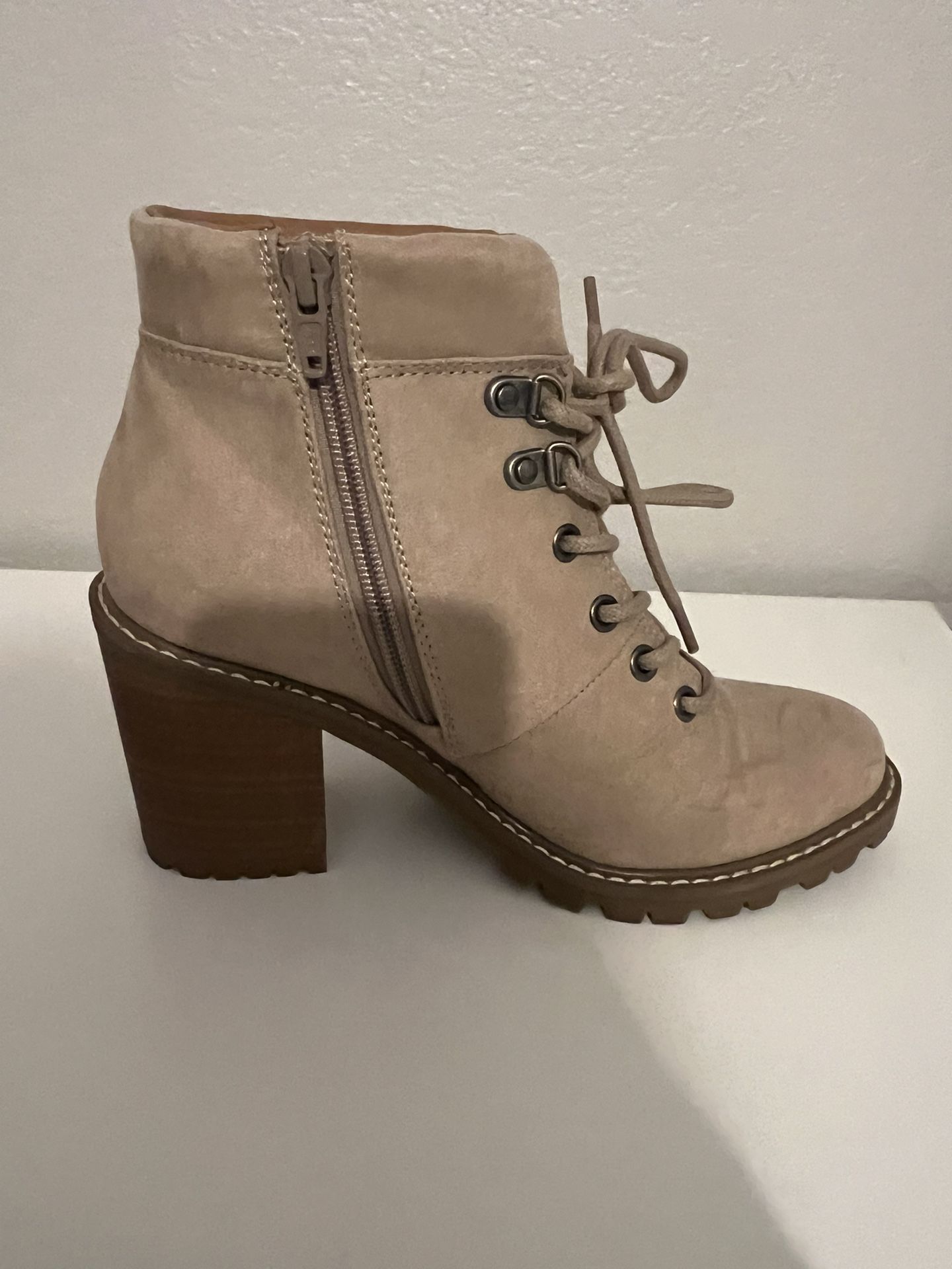 Excellent Condition- Women’s Boots / Size: 6.5