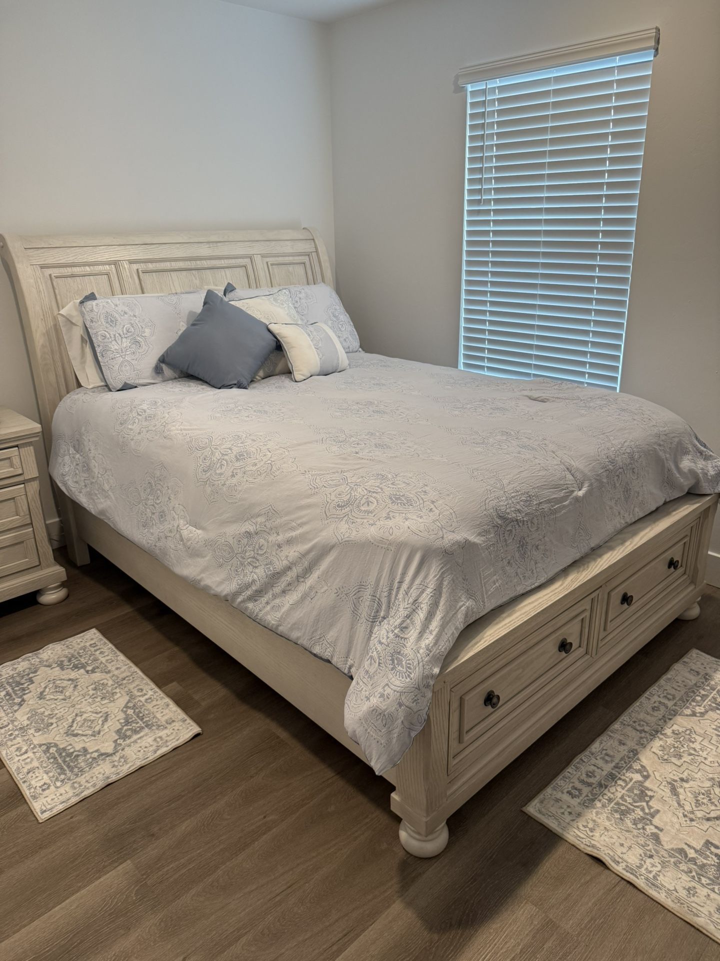 BRAND NEW QUEEN BDRM SET. MUST GO!!!