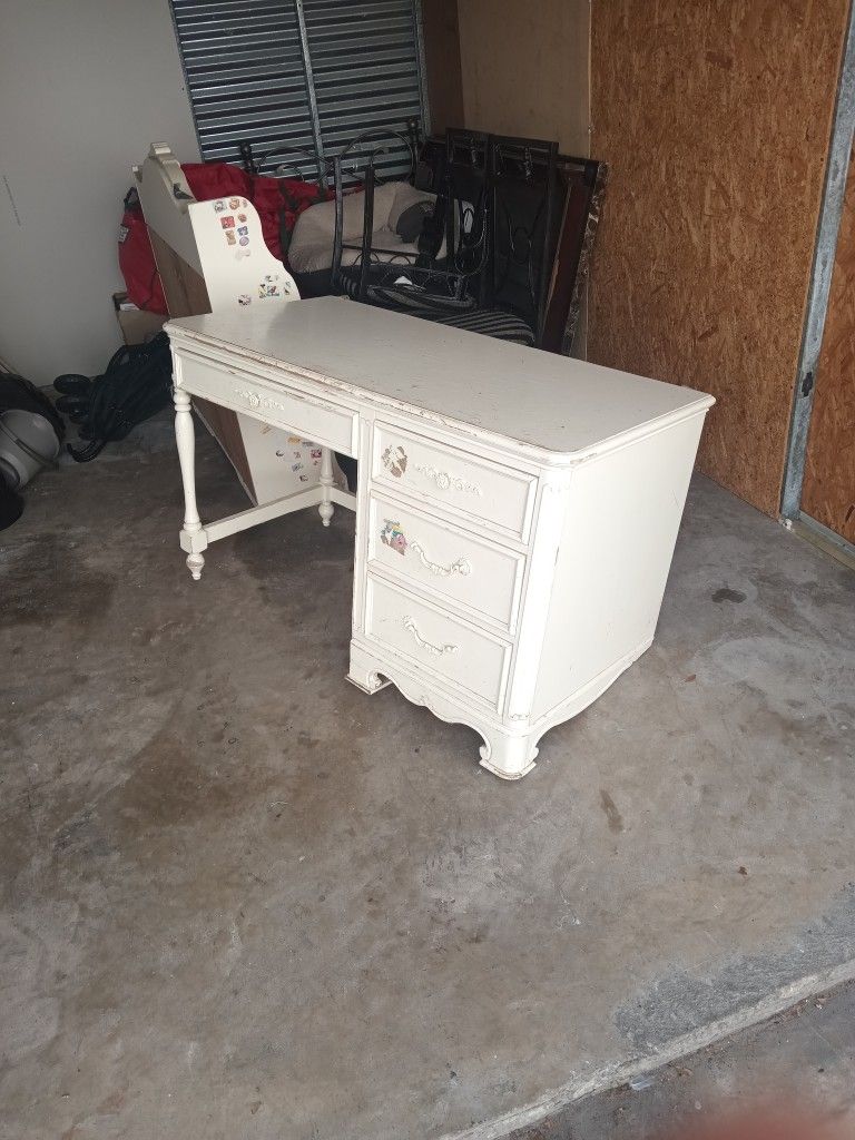 White Wooden Desk w Hutch