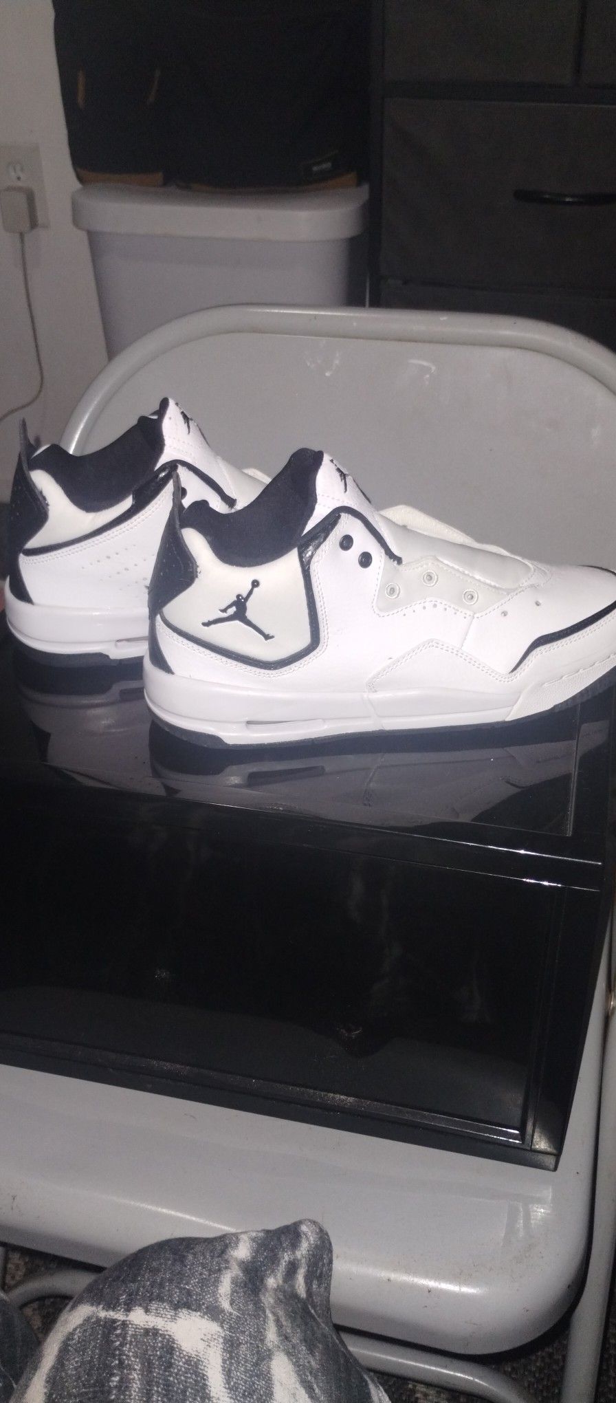 AIR JORDANS COURT SIDE WHITE AND BLACK