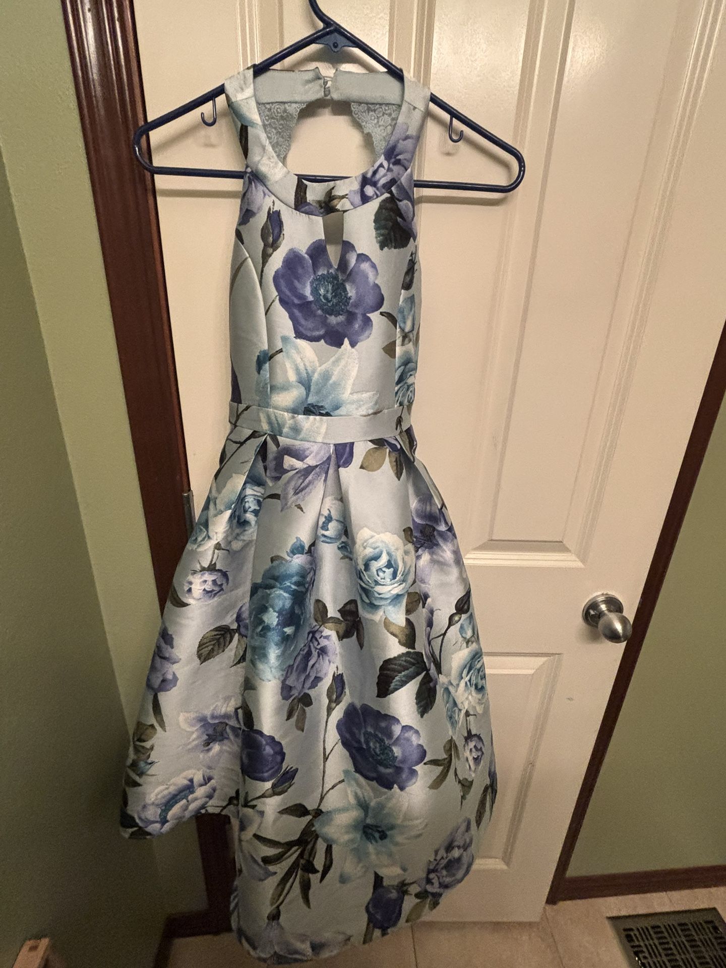 Girls Formal Dress Size 14. Blue With Floral Print