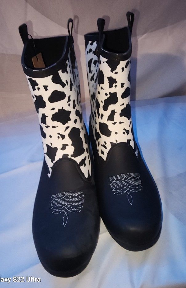 CKOOKA Women's Rain Boots Size 9Embrace your wild side with our women's waterproof mid rain
boot that features a trendy cow print, perfect for adding