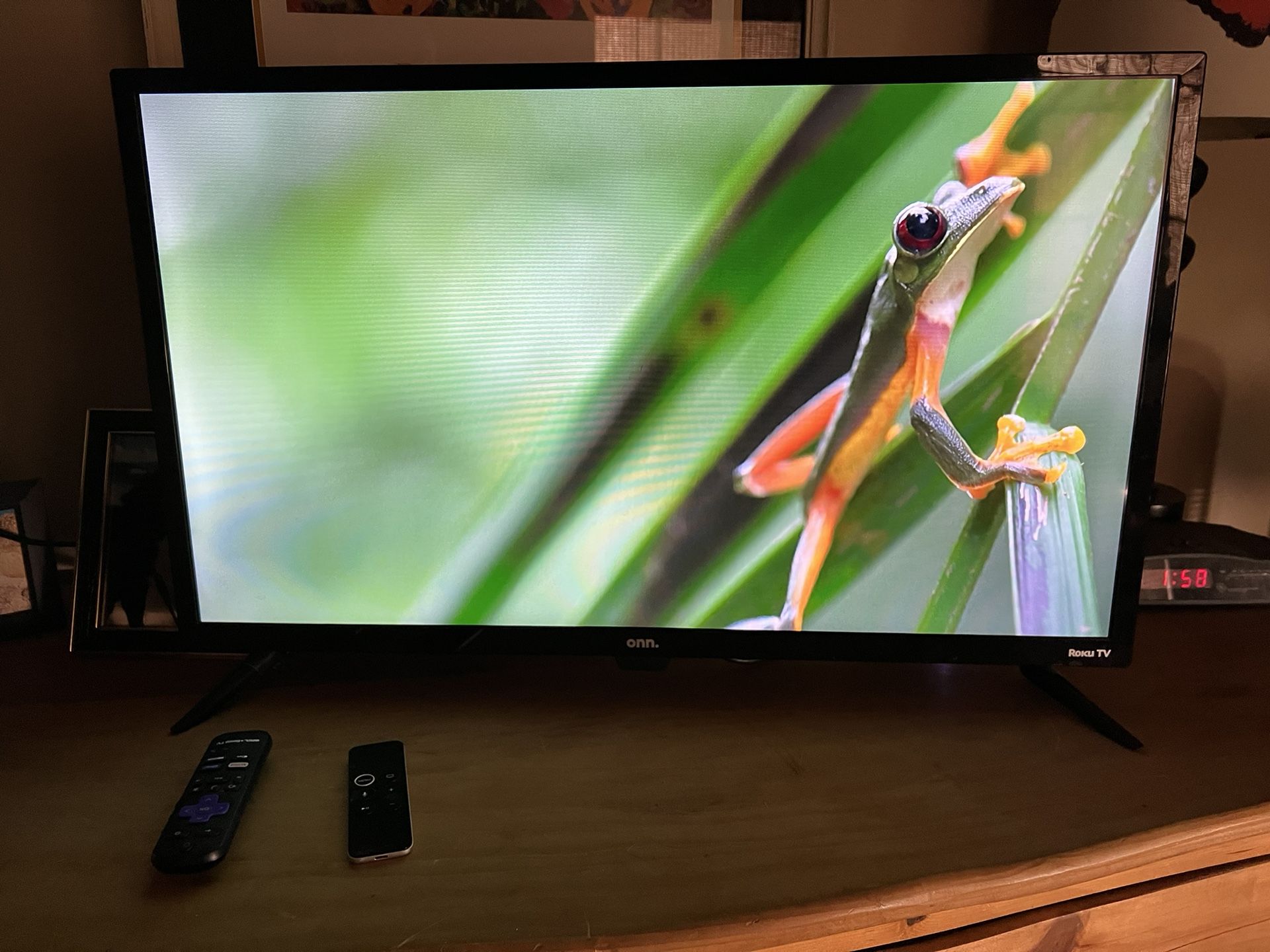 ONN 30” Roku Smart TV