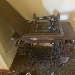  Antique sewing Machine and Stain double bulb Lamp