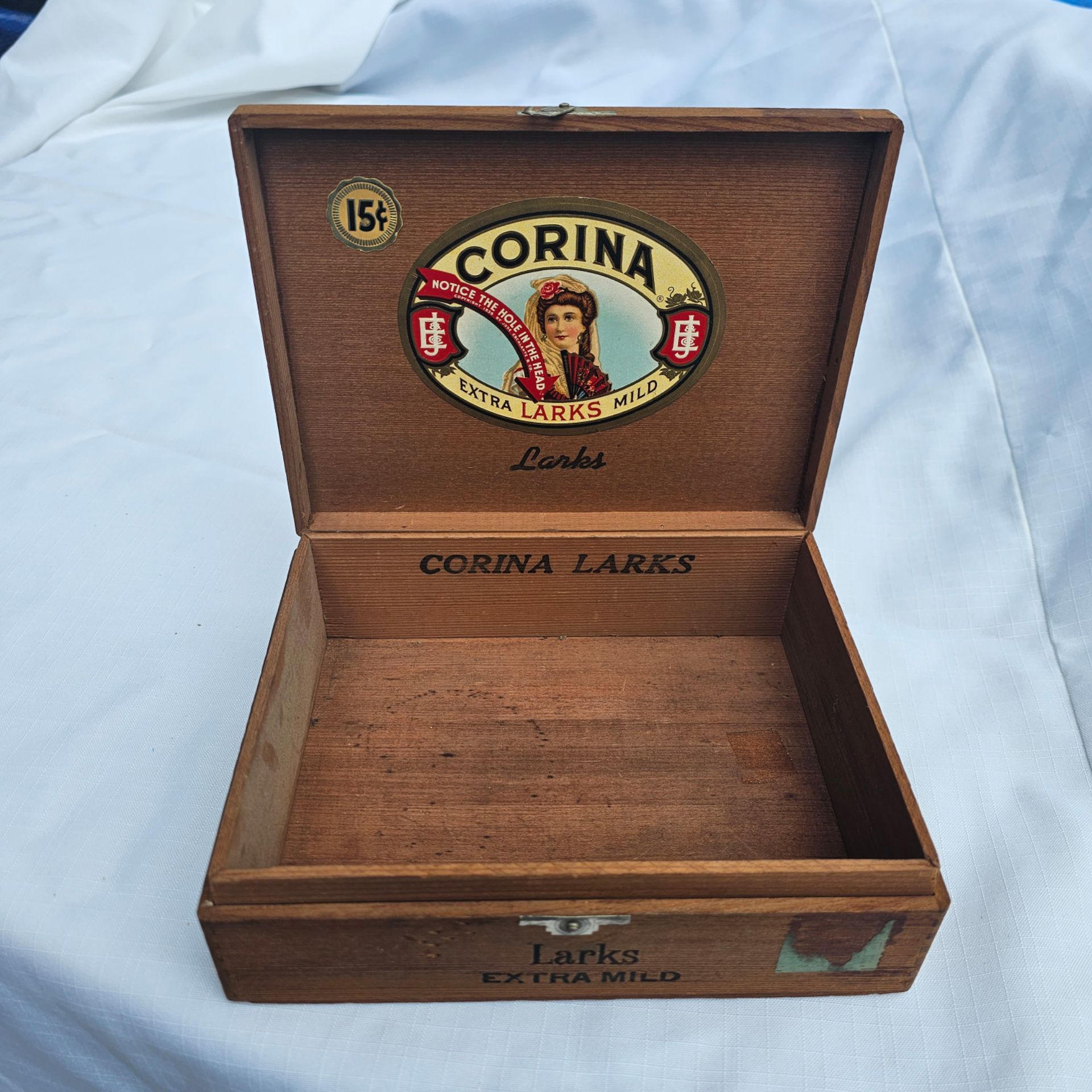 vintage Corina Larks "Extra Mild" wooden cigar box, produced in the United States by Jose Escalante & Co. (J.E. y Cía) around the 1940s to 1950s