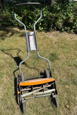 Fiskars Push Reel Lawn Mower