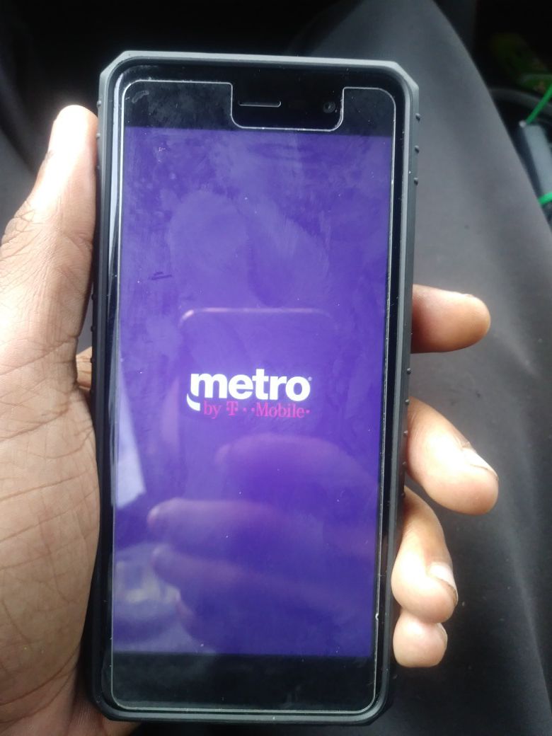 New Metro PCs phone unlocked(comes with outter box& new wireless headphones)