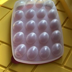 Sterilite Deviled-egg Holder With Lid.  Great Condition!