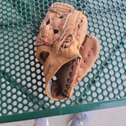 11" Baseball Glove Broken In All Leather 
