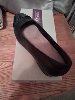 CLARKS ARTISAN..BLK LEATHER LOW HEEL SHOES, NEW
