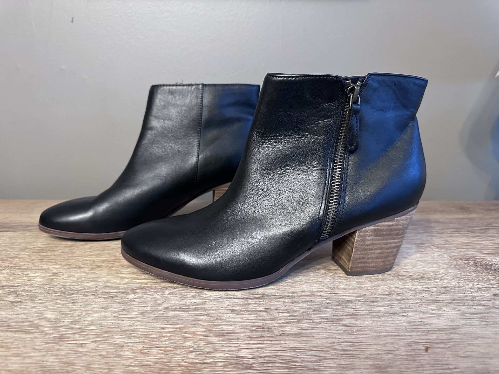 Crown Vintage Women's Ankle Boot SZ 10 Black Leather Sandy Booties