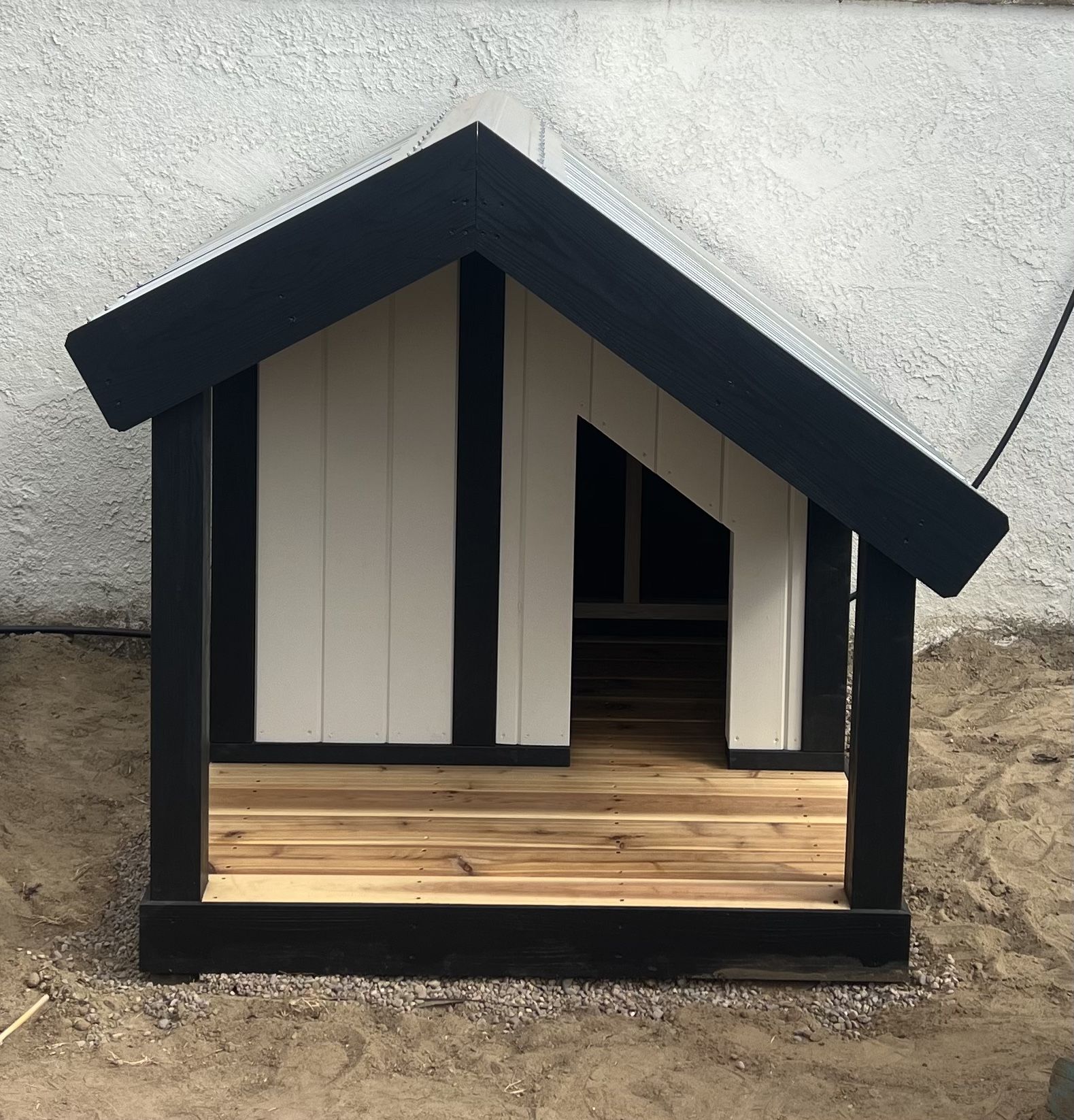 NEW Very Cute & Stylish High End Dog House - Custom Made w/ Solid Cedar Wood & Quality Materials Throughout