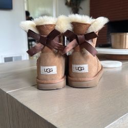 UGG Bailey Bow 4Y 