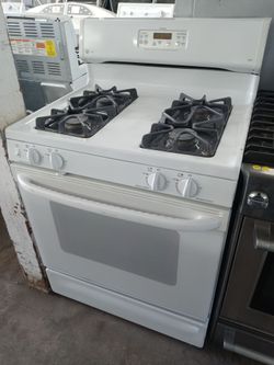 GE Profile white 4-burner gas stove - Free delivery