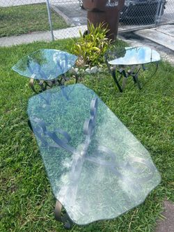 Mesa con cristal son 3 piezas en bueno estádo casi nuevo