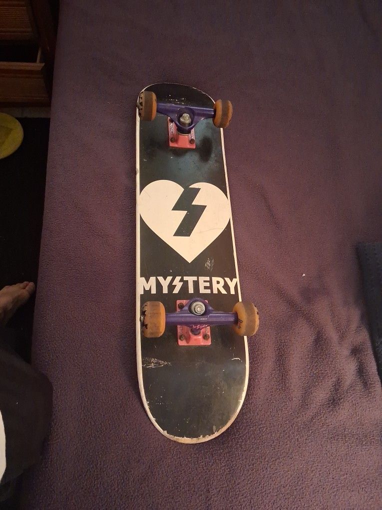 Skateboard Barley Used. Professional  Mystery Board With Destructo Trucks