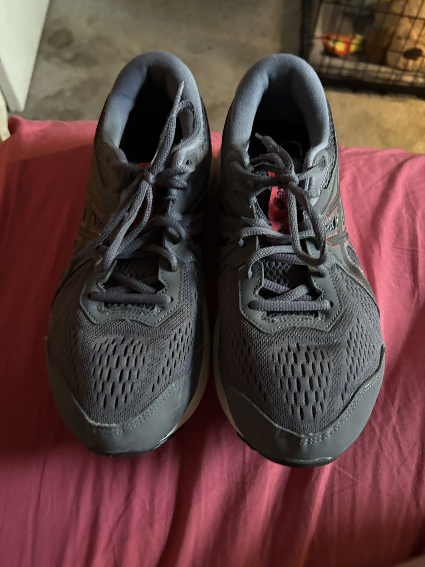 ASICS 8 1/2