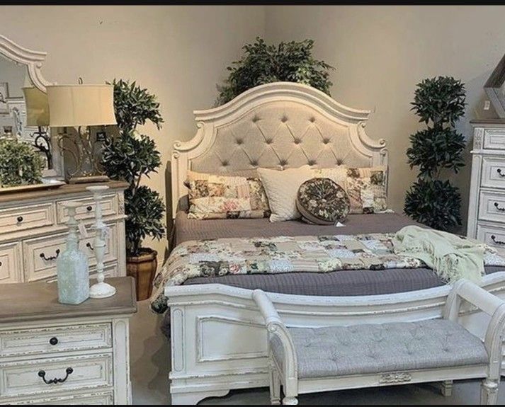 Realyn Chipped White Panel Bedroom Set