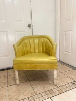 Happy yellow Vintage barrel chair!