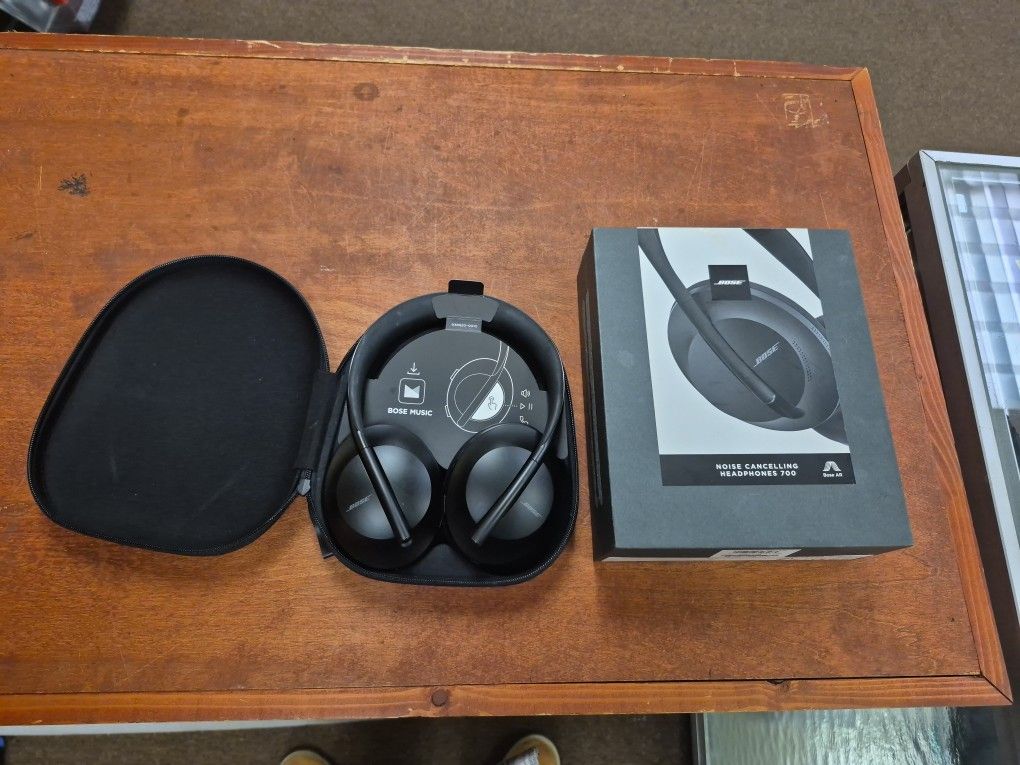 Bose Noise Cancelling Headphones 700